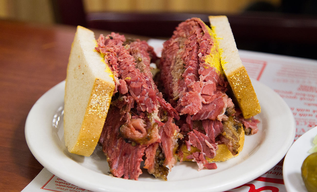Eat some smoked meat sandwich in Schwartz